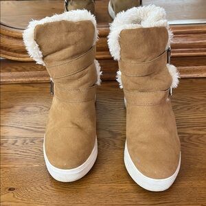 Tan and White Winter Boots with Fluffy Lining  size 7.5